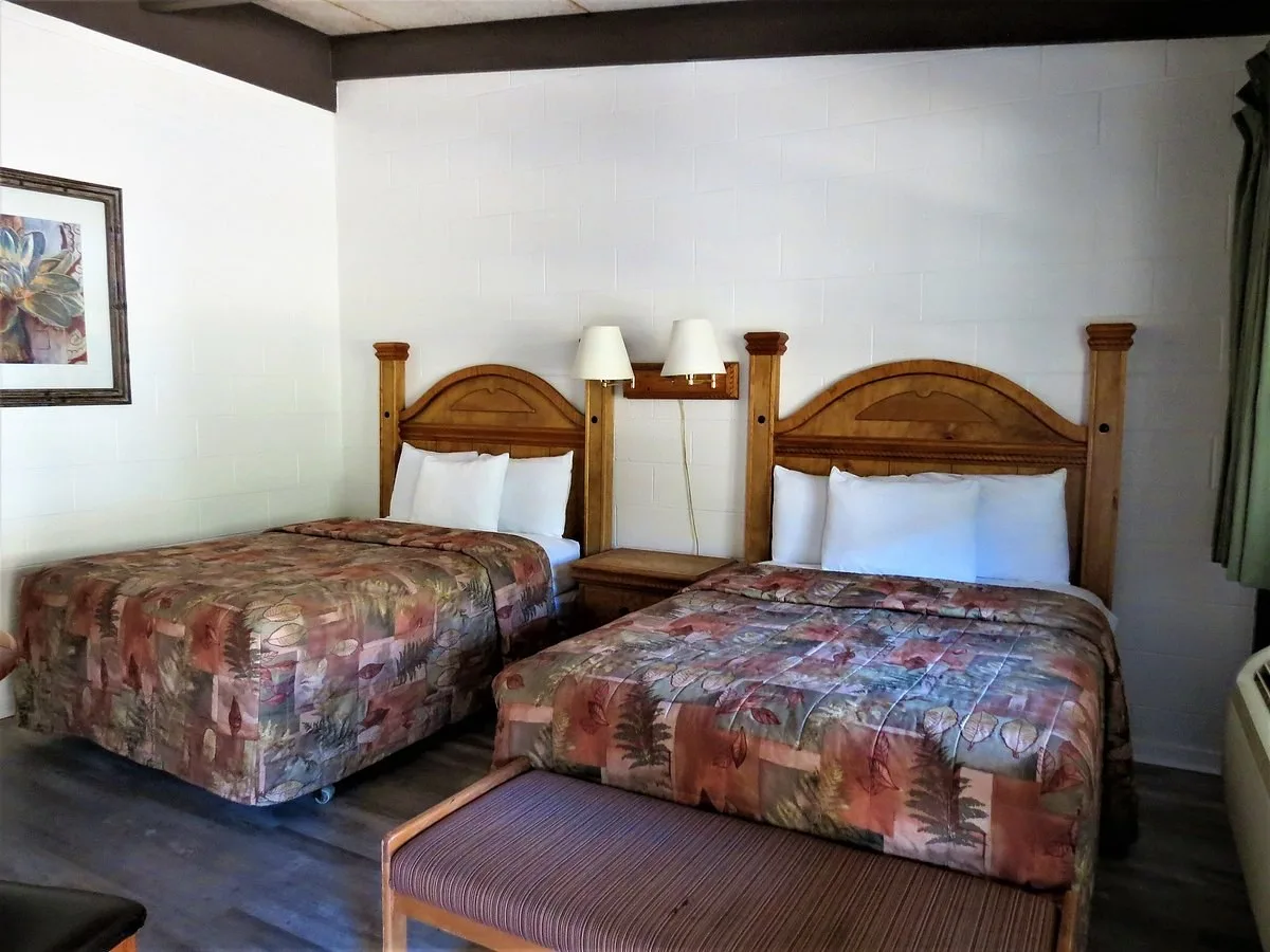 Standaardkamer met twee aparte bedden in het Hotel Chisos Mountains Lodge