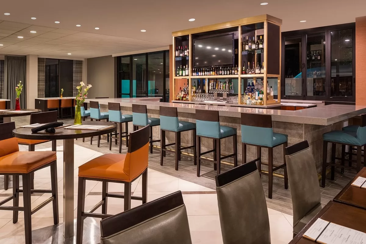Bar met lounge in het Hotel Sheraton by the Galleria Dallas