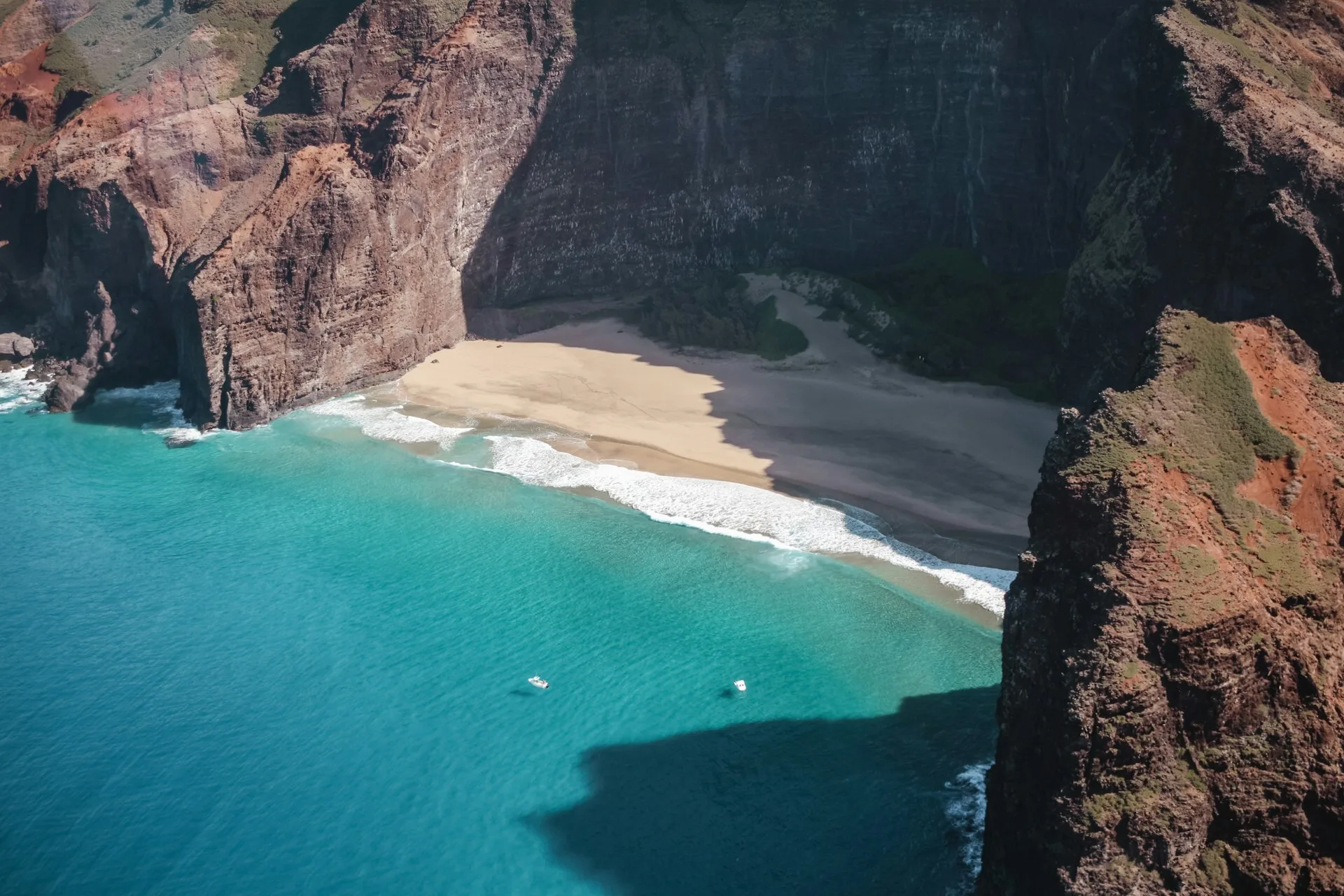 Een verborgen strand tussen de kustinhammen op het eiland Kauai Hawaii
