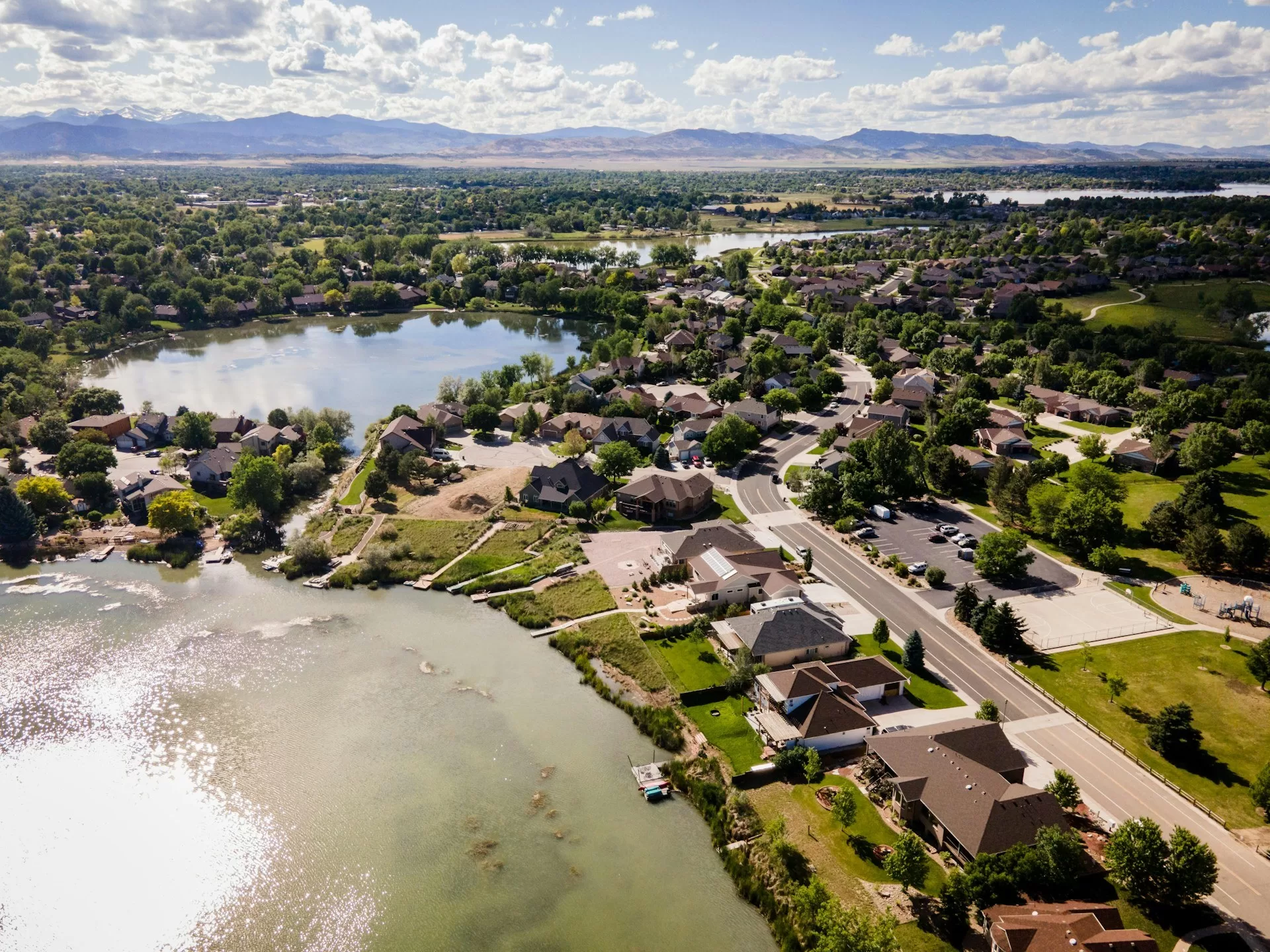 Uitzicht over de stad Loveland, Colorado vanuit een helicopter