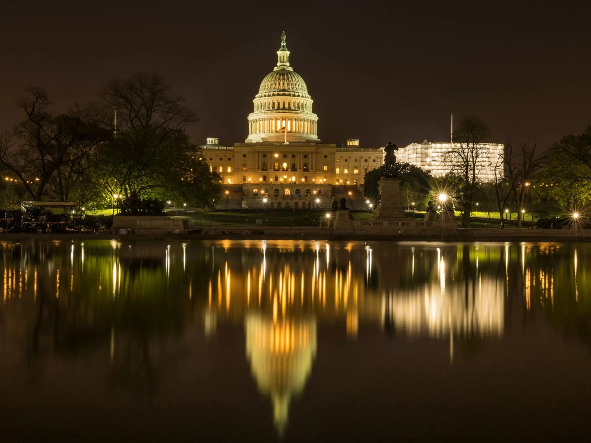 Verlicht Washington Capitol-gebouw in het donker, iconisch nachtzicht in Washington D.C.