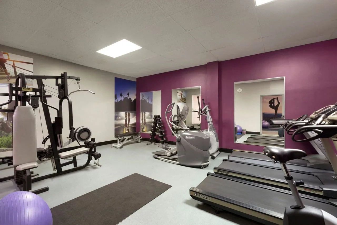 Fitnessruimte met apparaten in het Hotel Coast Hotel by APA Prince George