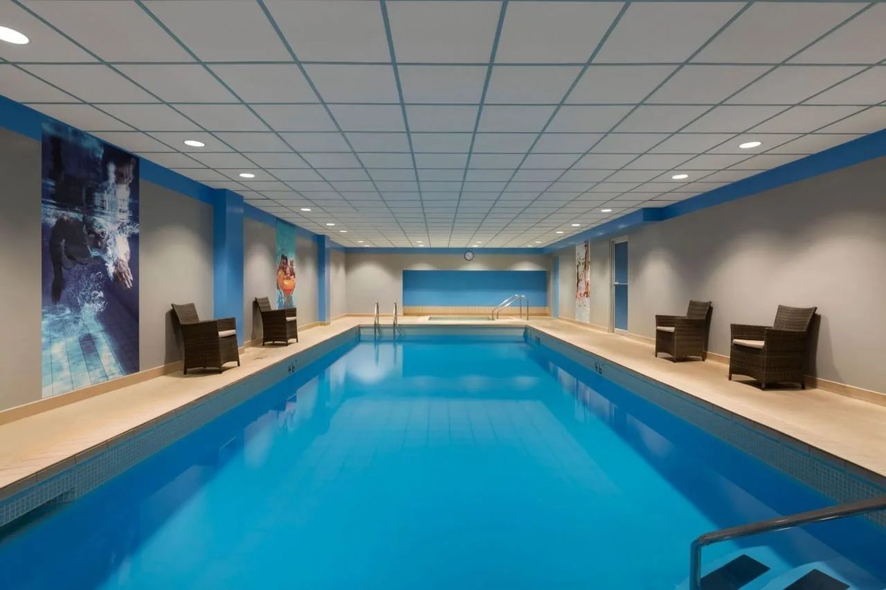 Binnenzwembad in het Hotel Coast Hotel by APA Prince George
