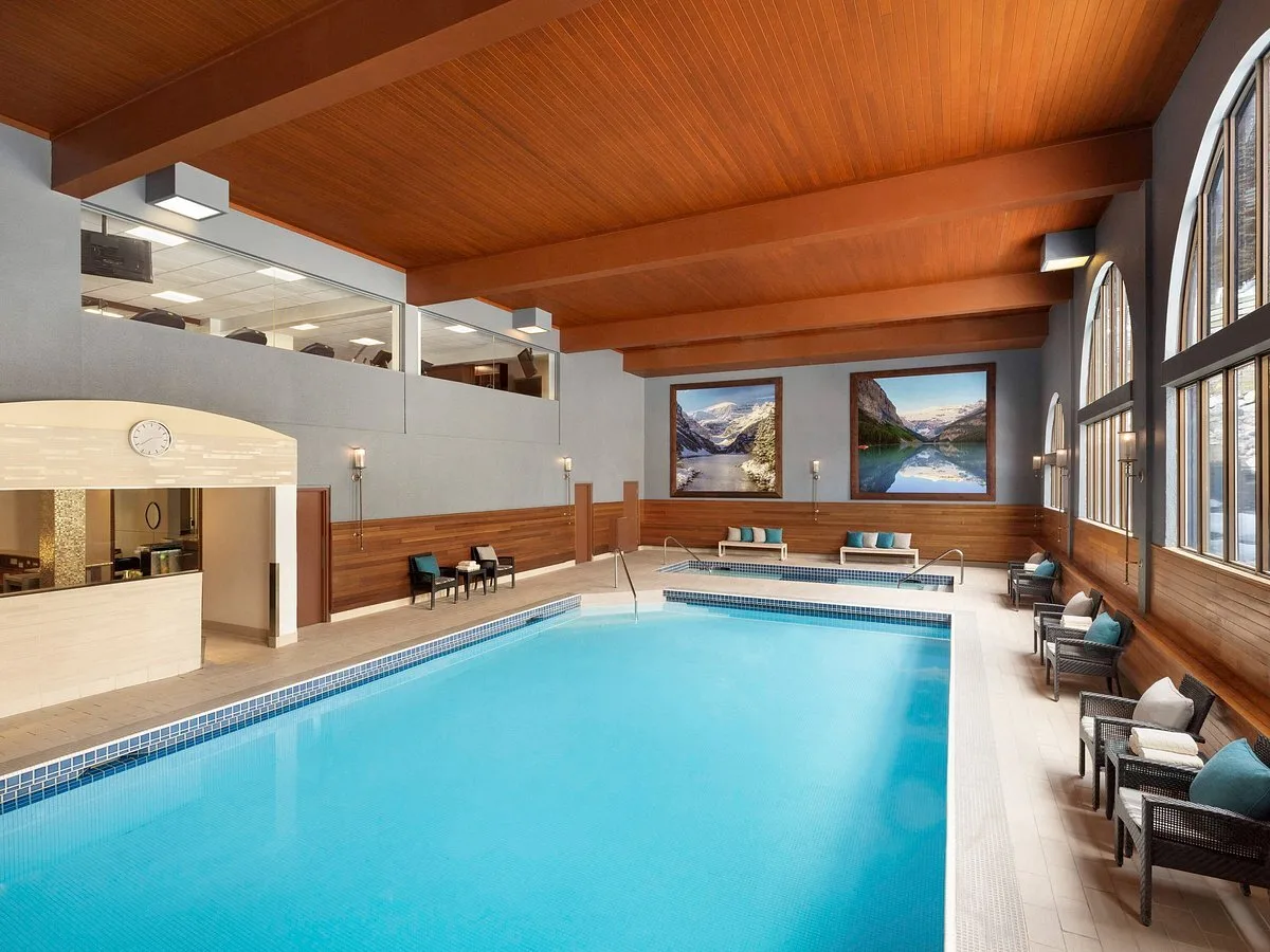 Binnenzwembad bij het Hotel Fairmont Château Lake Louise