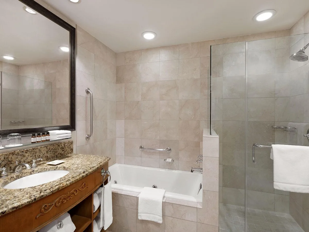 Badkamer met losse douche en bad in een hotelkamer in het Hotel Fairmont Château Lake Louise