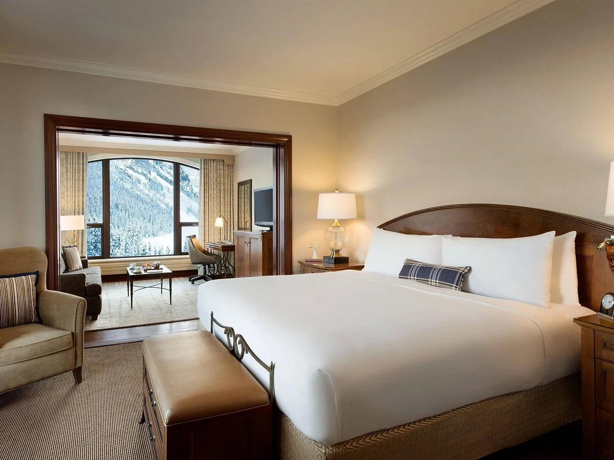 Hotelkamer met aparte zitjes in het Hotel Fairmont Château Lake Louise