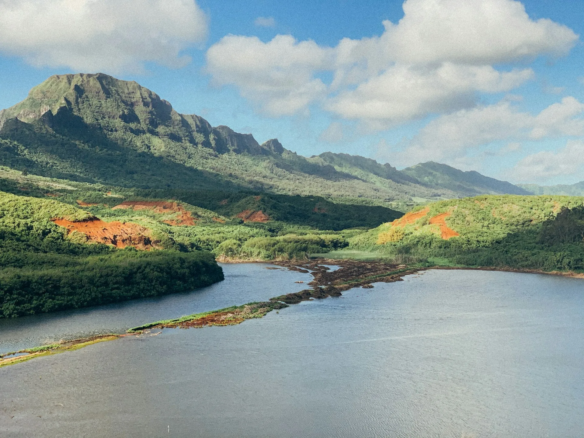 Uitzicht over de groene bergen in Lihue, Kauai