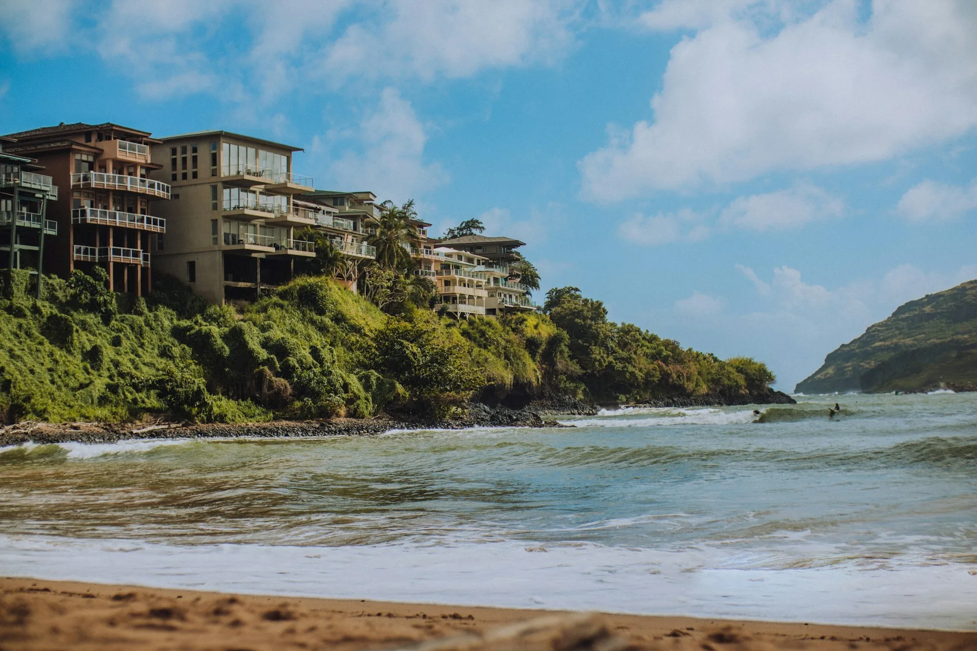 Huizen op de kliffen langs Kalapaki Beach in Lihue, Kauai