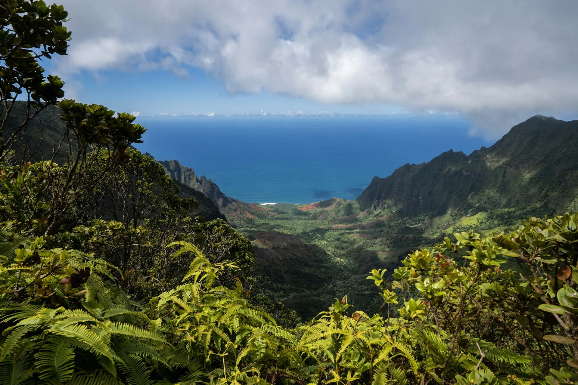 Uitzicht over de oceaan vanaf een berg in Kapaa, Kauai