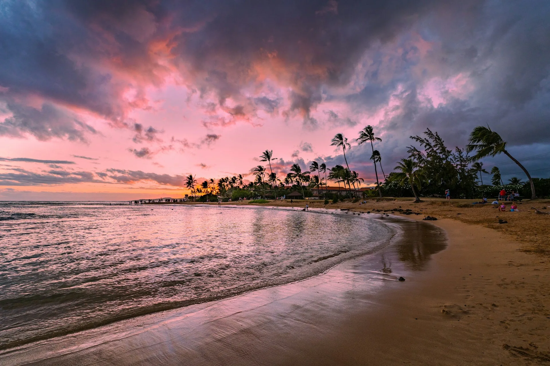 Een zonsondergang op Poipu Beach in Koloa, Kauai