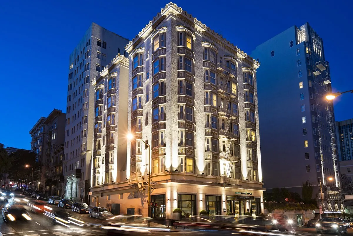 Vooraanzicht van het Hotel staypineapple sfo