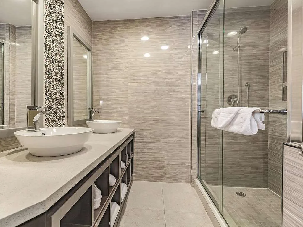 Badkamer in een hotelkamer in het Hotel la quinta airport w