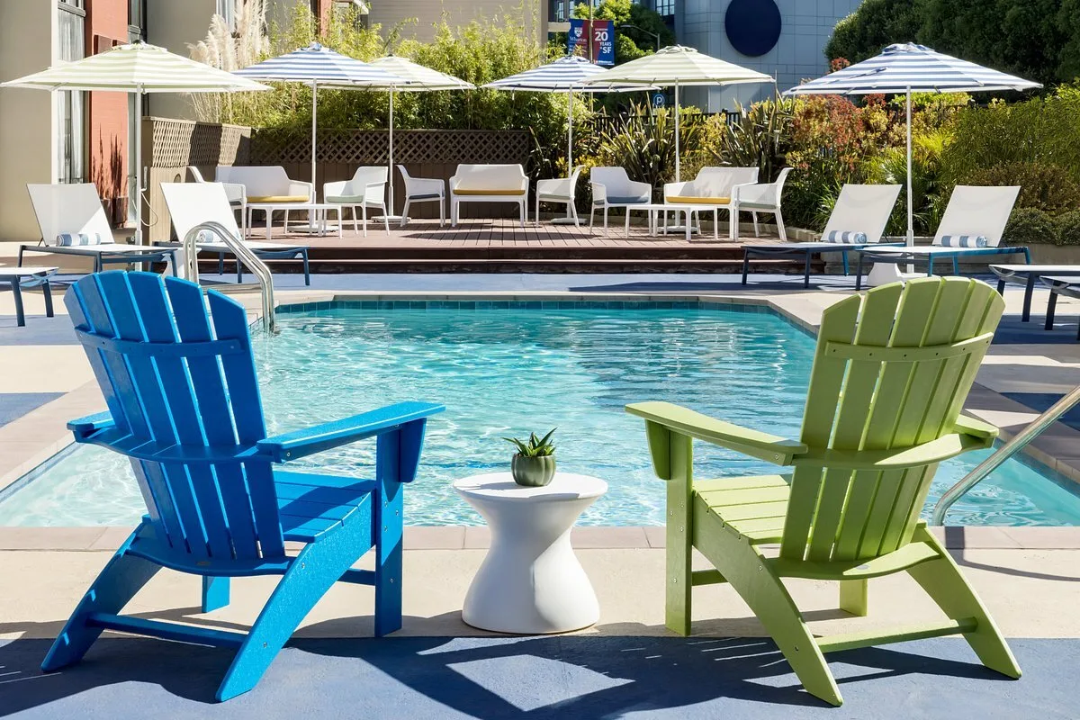 Buitenzwembad met ligstoelen bij het Hotel caza San Francisco