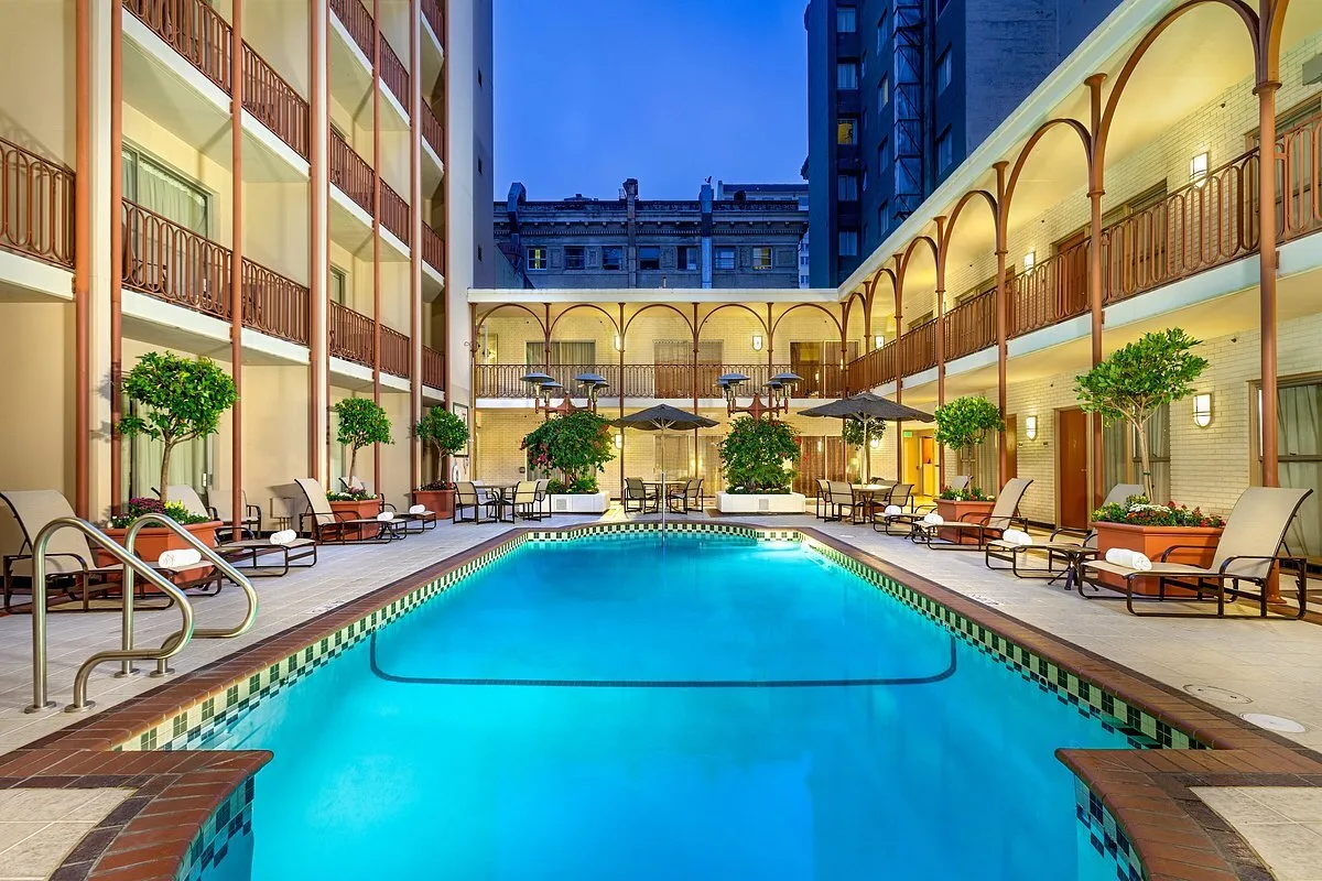 Buitenzwembad met ligbedjes bij het Hotel handlery San Francisco