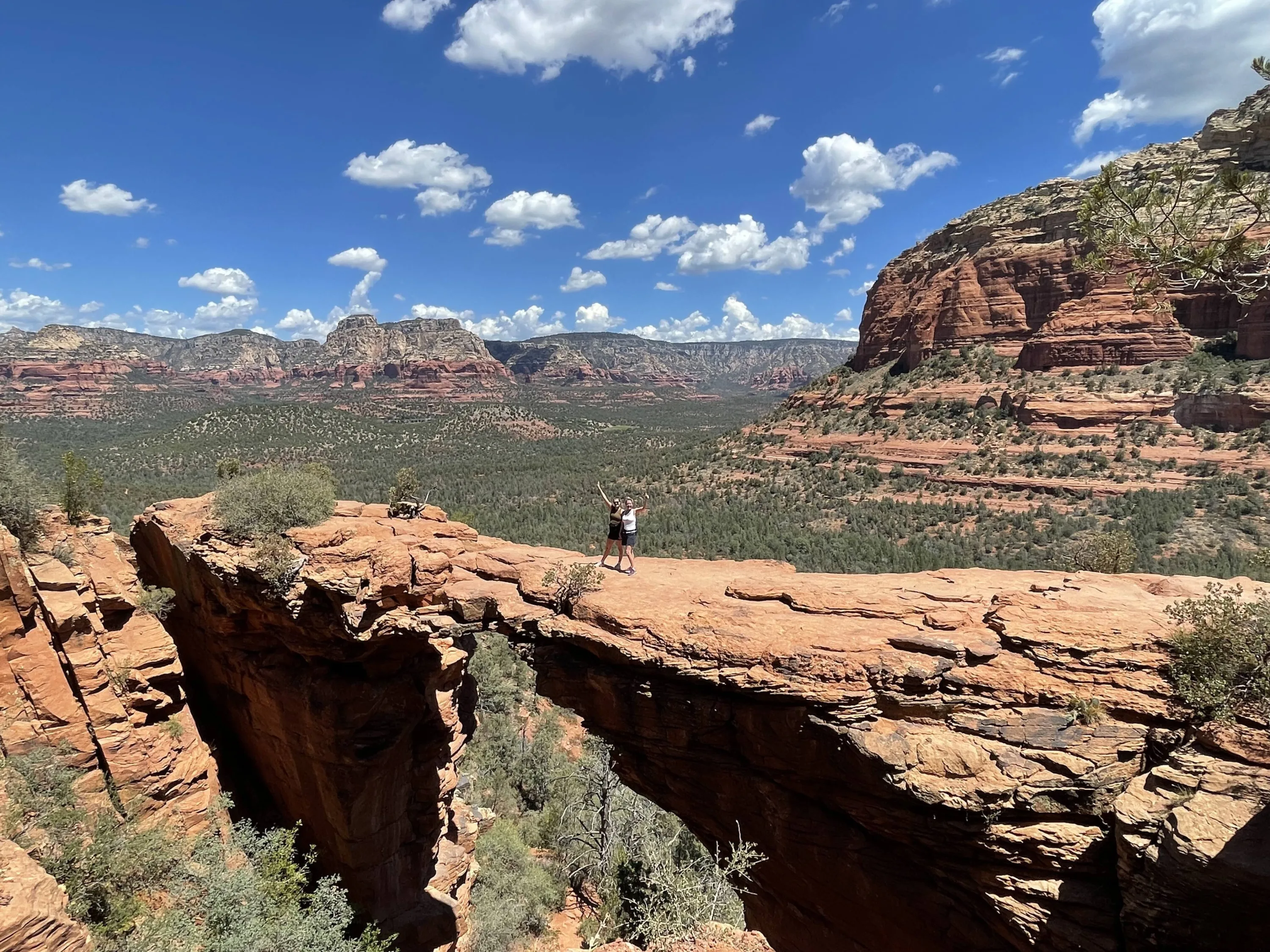 Carmen Estelle in Sedona, met bergen en weelderig groen op de achtergrond