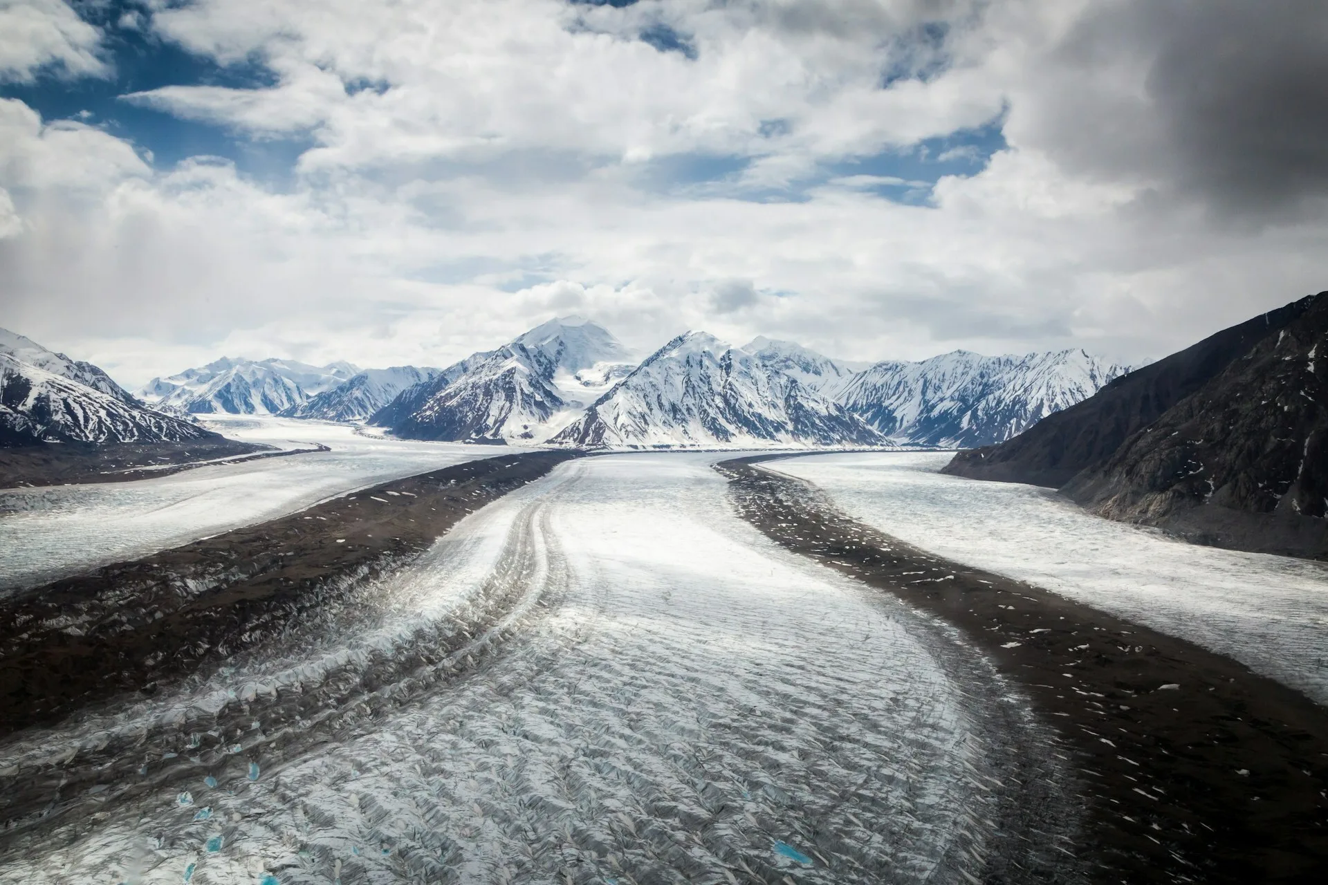 Besneeuwde wegen in Yukon