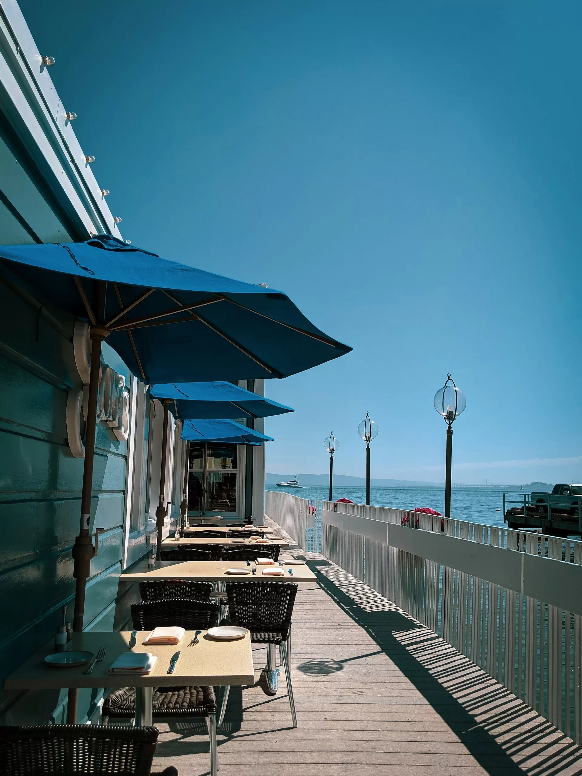 Terras bij Scomas seafood restaurant in Sausolito met de zee op de achtergrond