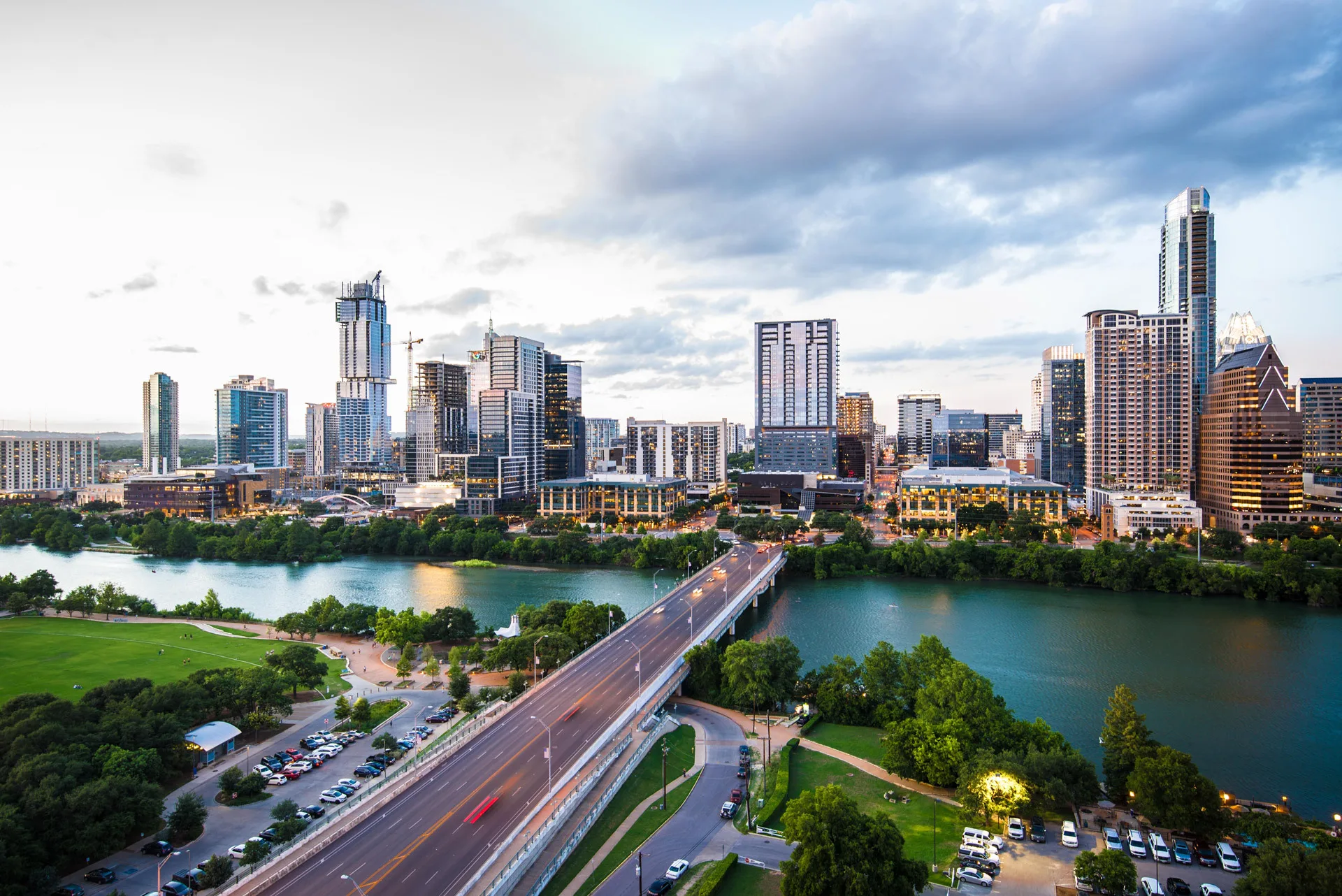 De Colorado River met op de achtergrond de skyline van Austin, Texas