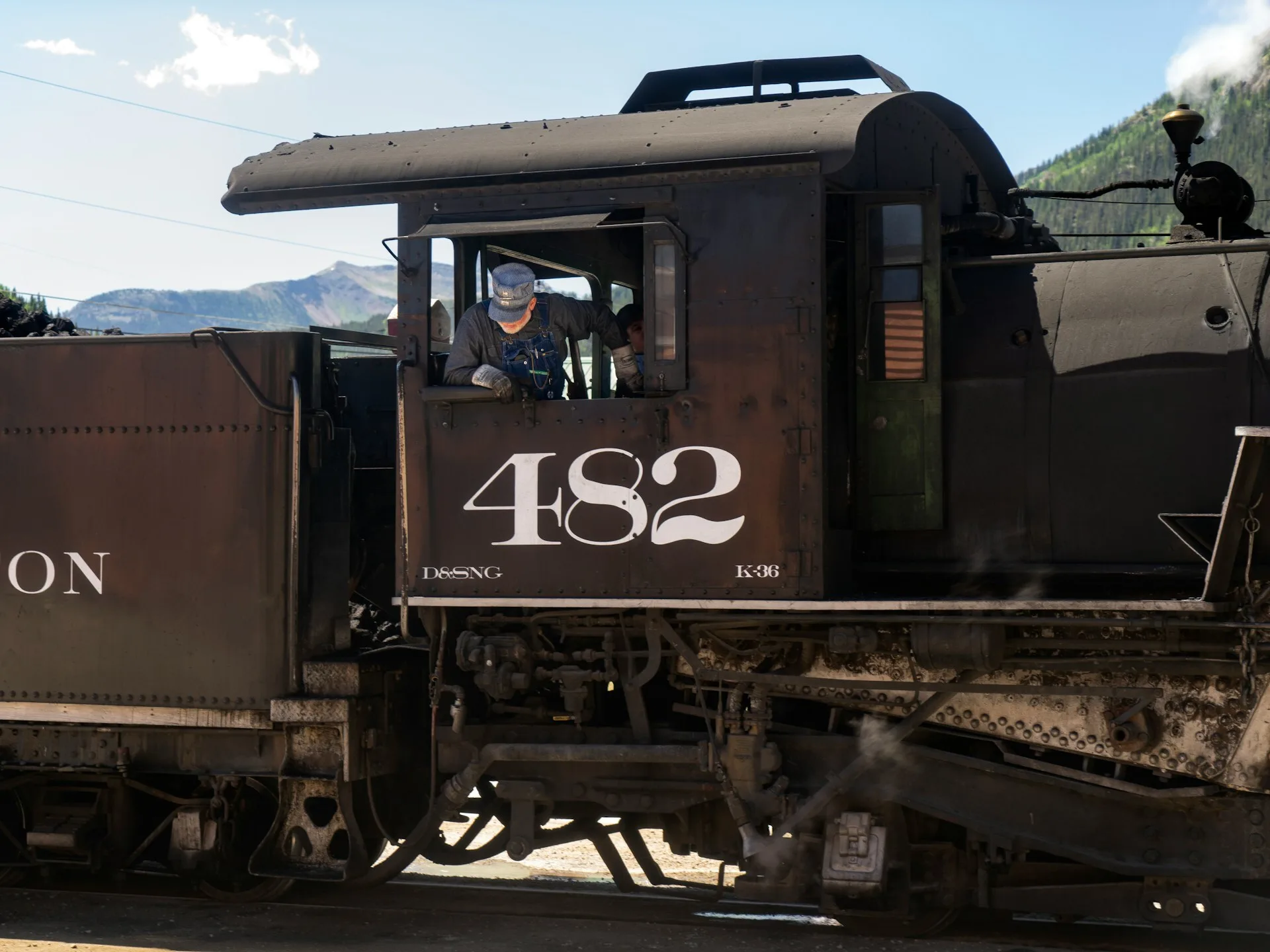 Een machinist in een oude stoomtrein in Silverton, Colorado