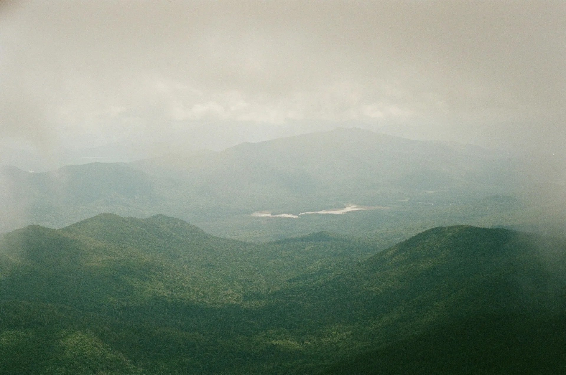Uitzicht over een groene vallei in Lake Placid