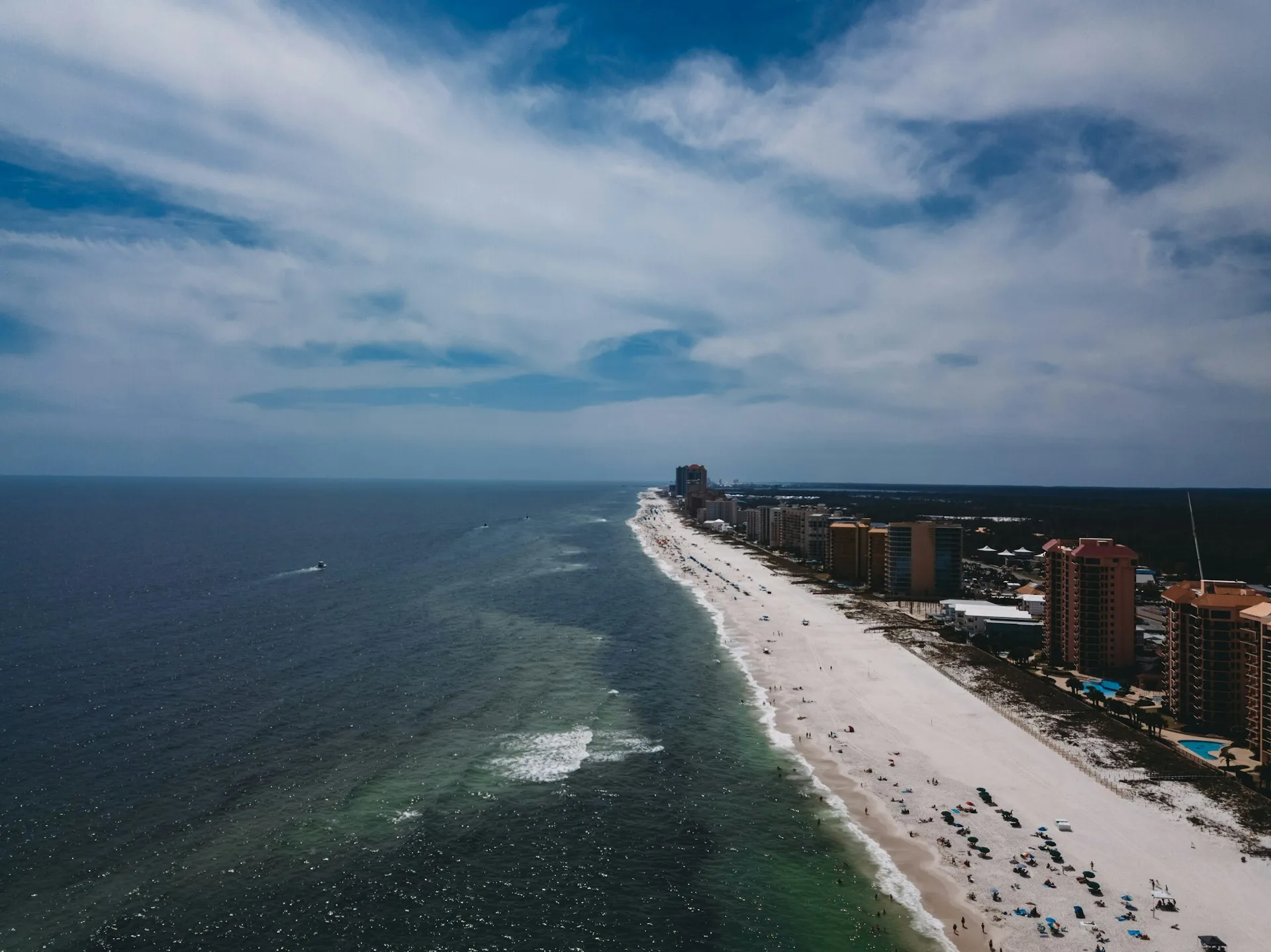 Uitzicht vanuit een helikopter over het strand van Orange Beach