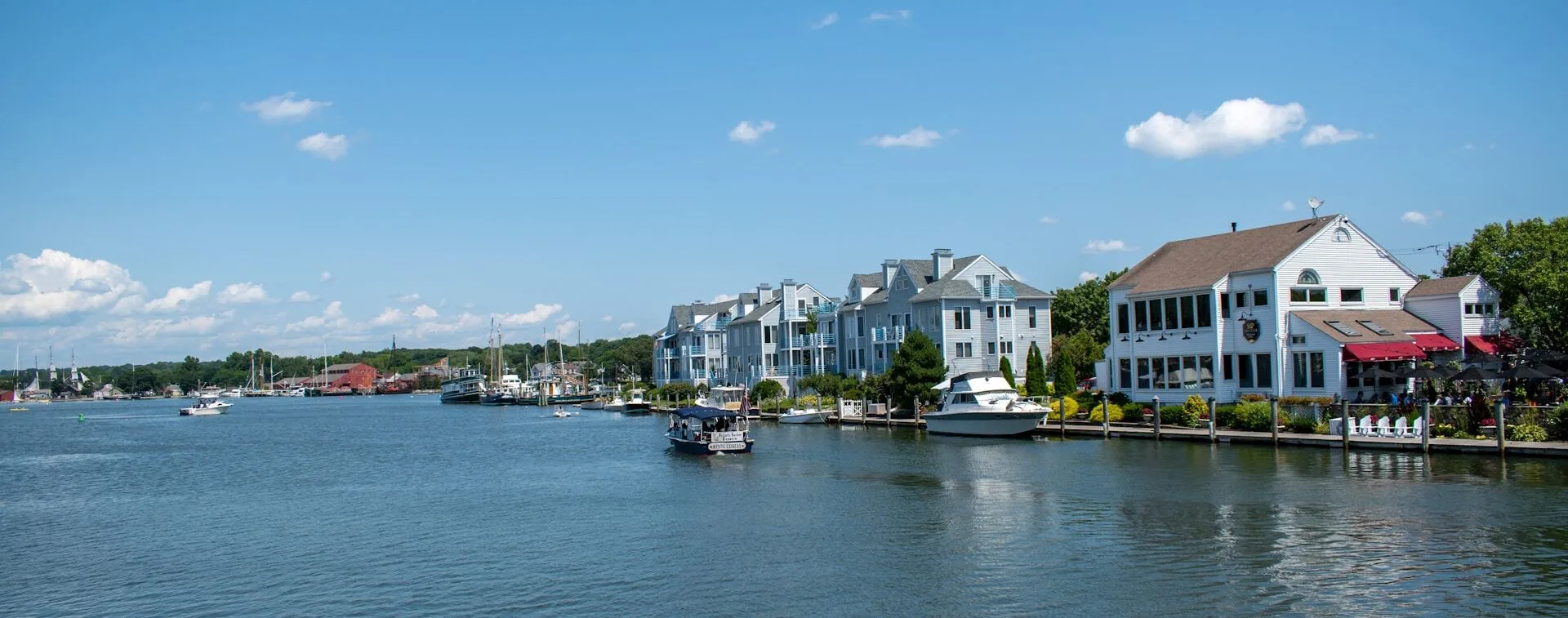 Allerlei verschillende boten in de haven van Mystic, Connecticut