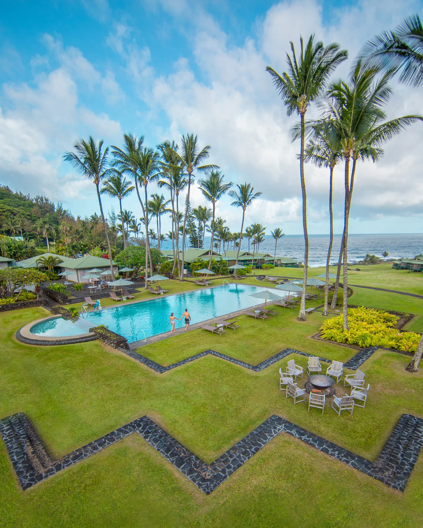 Het zwembad aan de kust in een luxe hotel op Maui