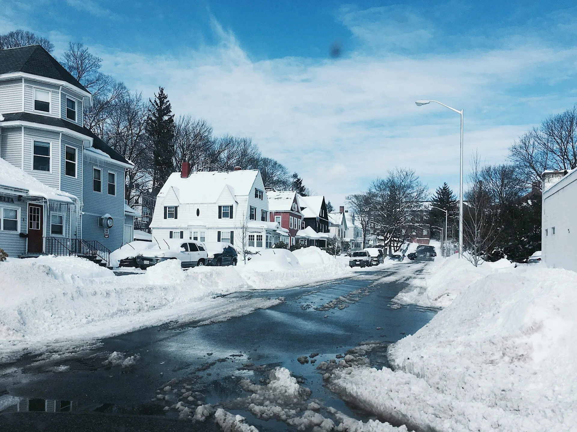Een besneeuwde straat in Sommerville, Massachusetts