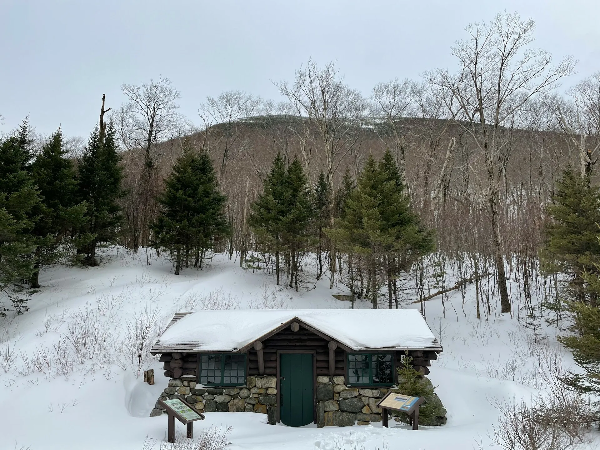 Een houthakkershutje in de sneeuw in Franconia, New Hampshire
