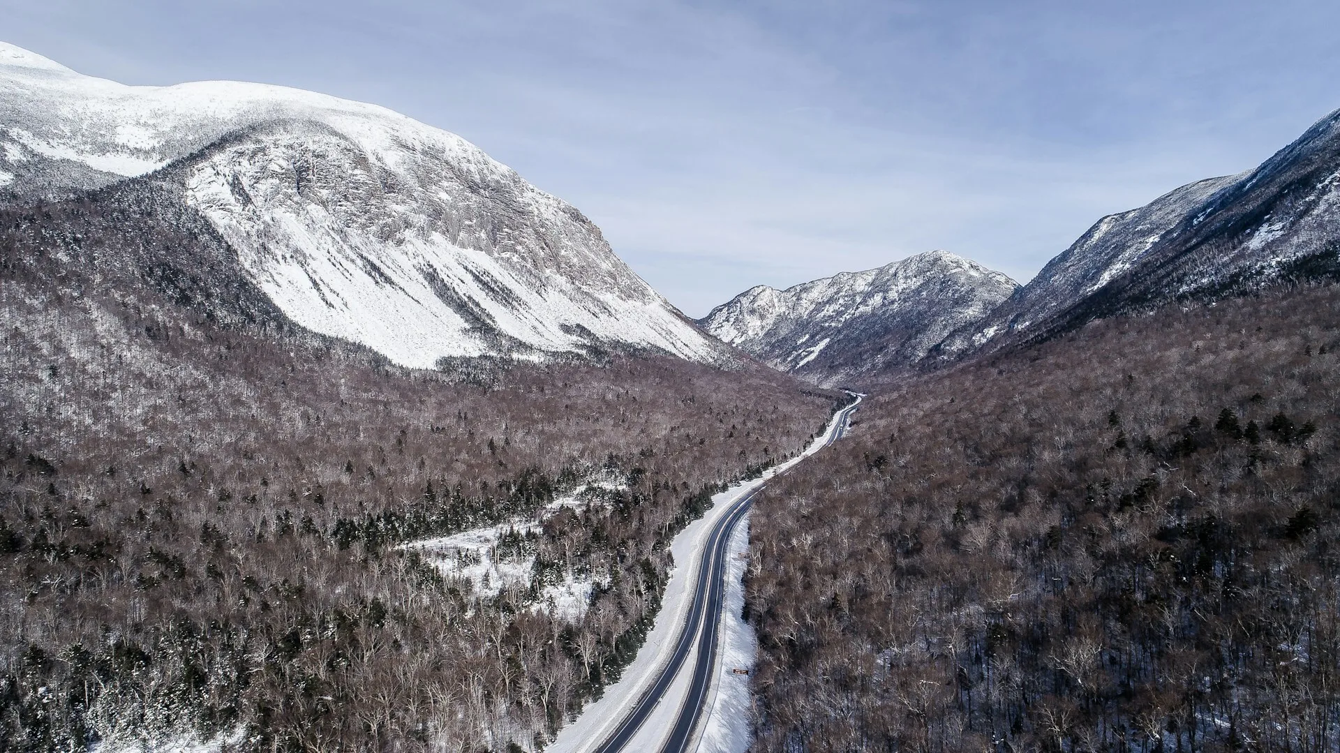 Een autoweg door de besneeuwde bergen in Franconia, New Hampshire