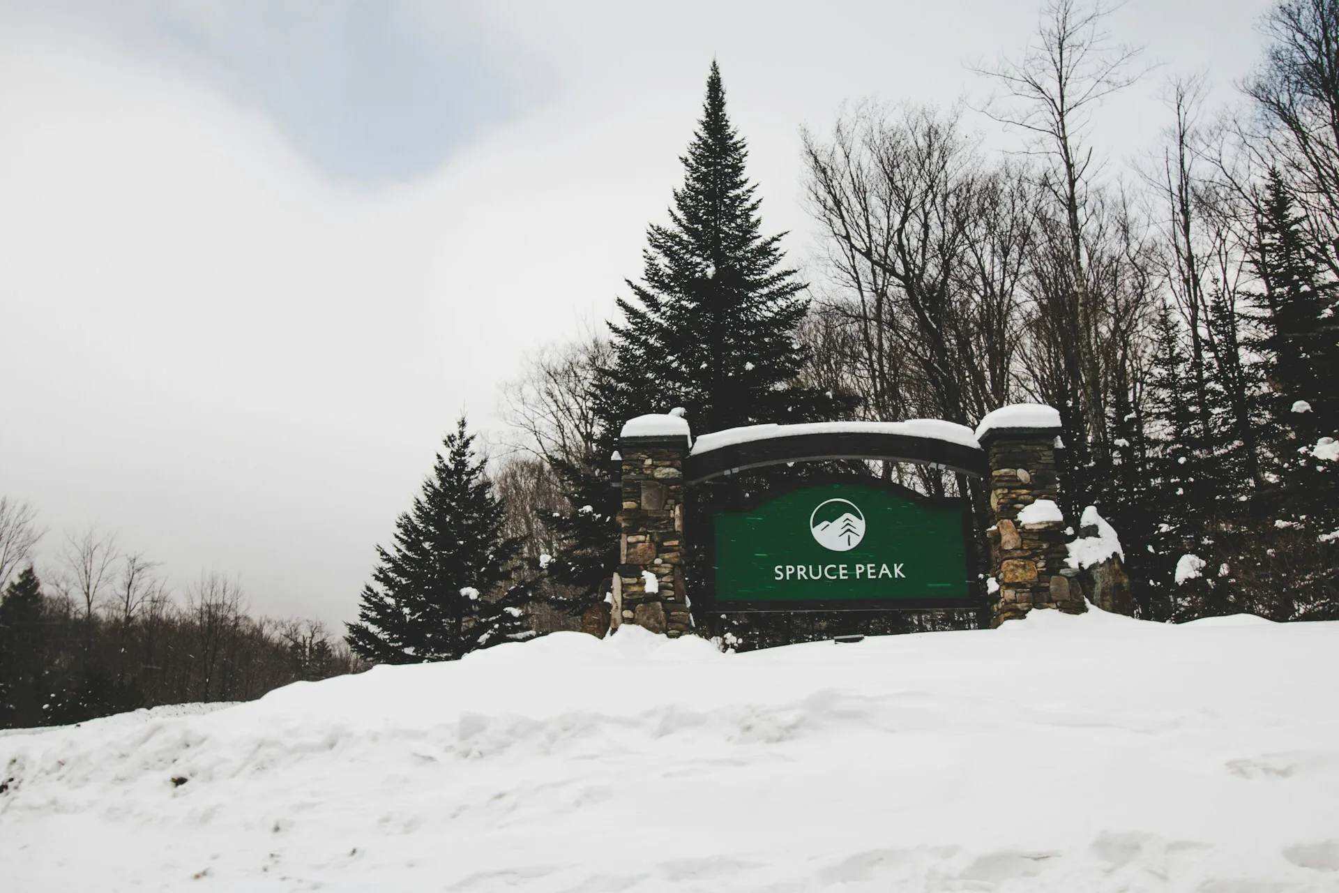 Een besneeuwd bord van Spruce Peak in Stowe, Vermont