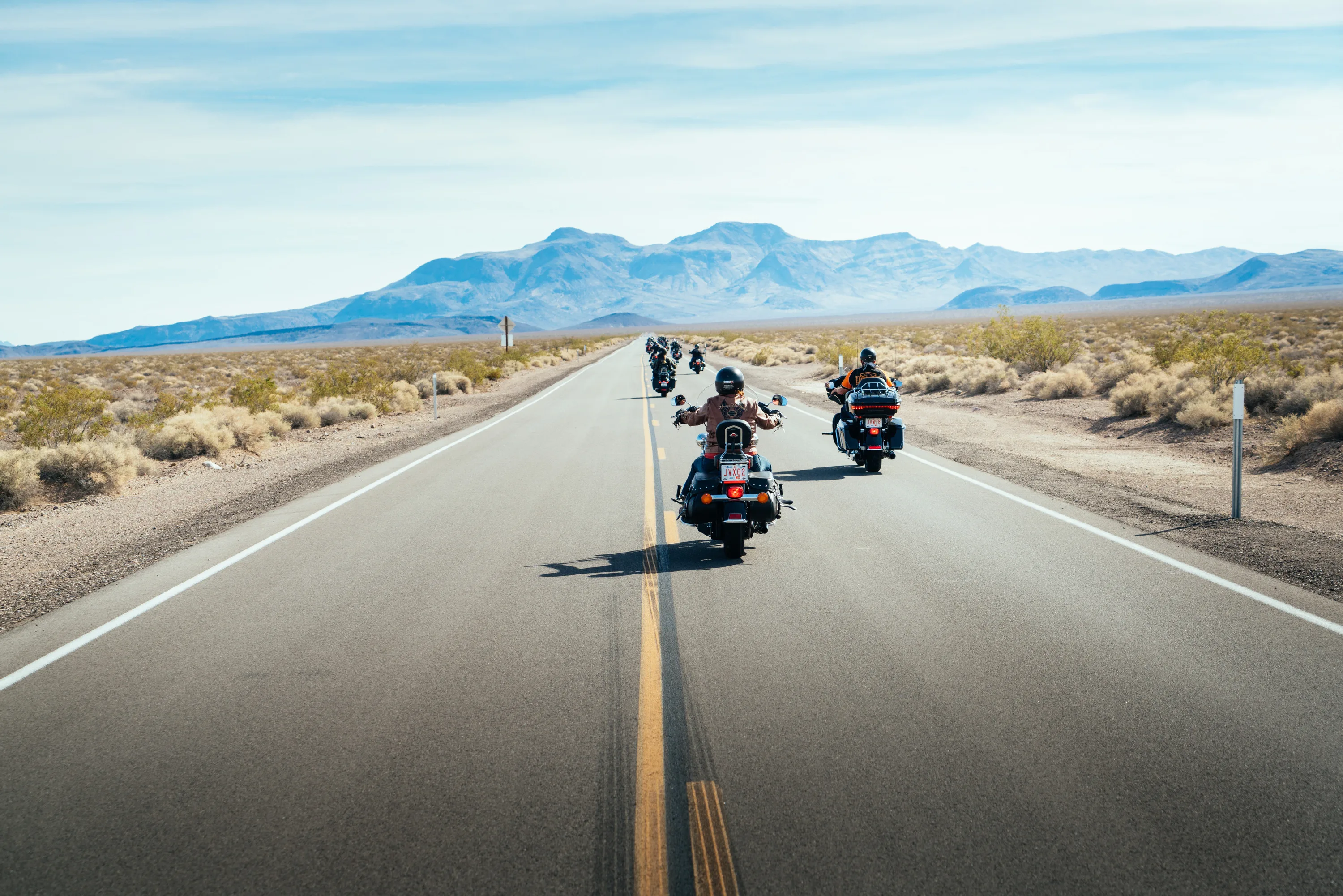 Groep motorrijders onderweg door het Westen van Amerika