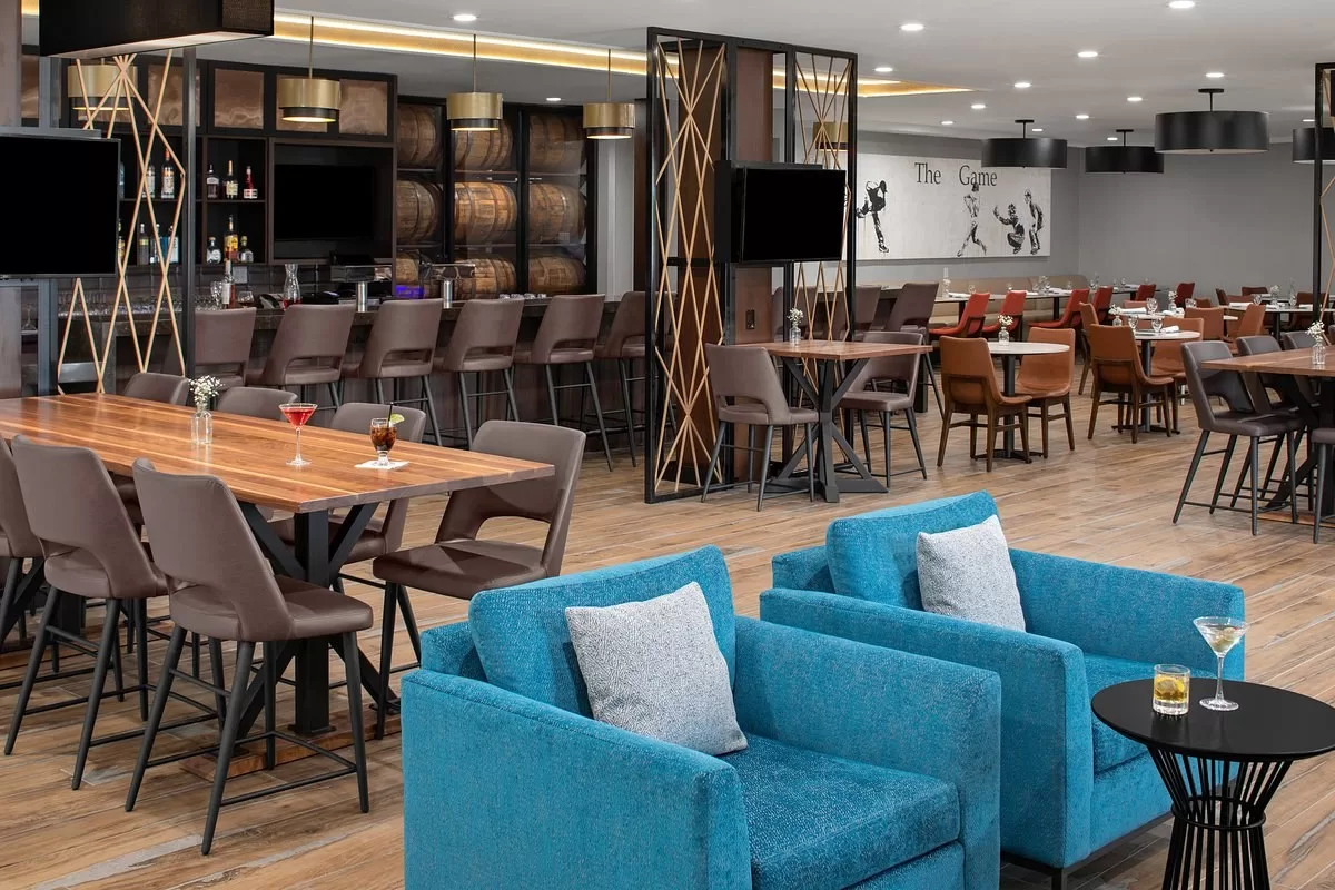 Bar met loungeruimte in het Holiday Inn Meadowlands Hasbrouck Heights