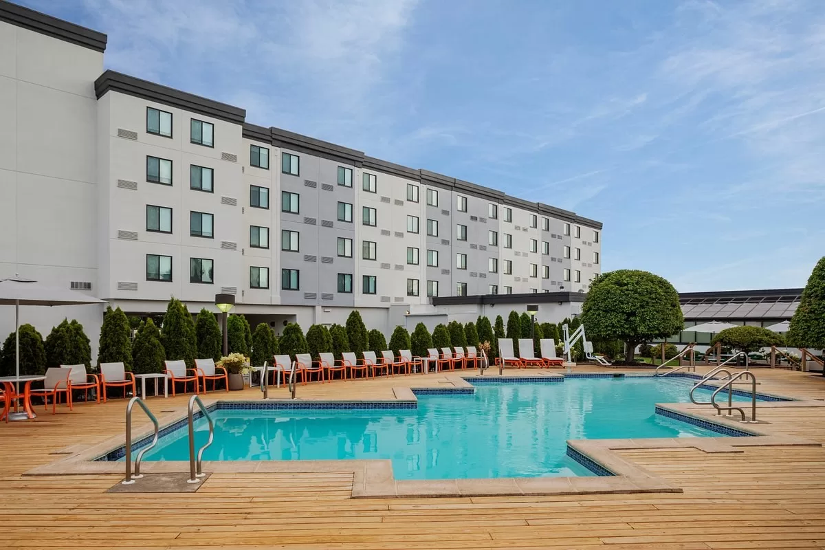 Buitenzwembad van het Holiday Inn Meadowlands Hasbrouck Heights