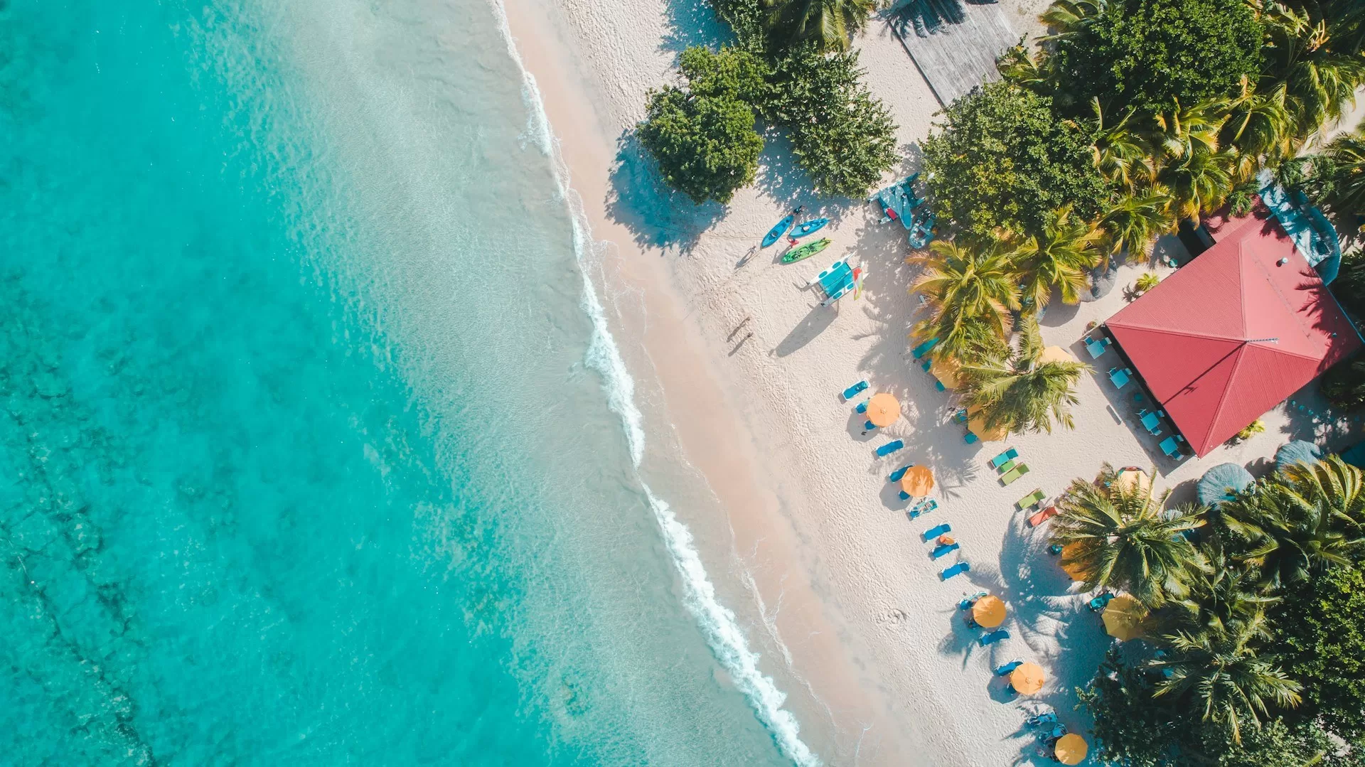 Wit zandstrand en blauw water op Granada, Caribbean