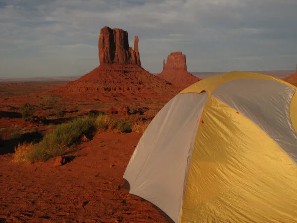 Een tent naast Monument Valley