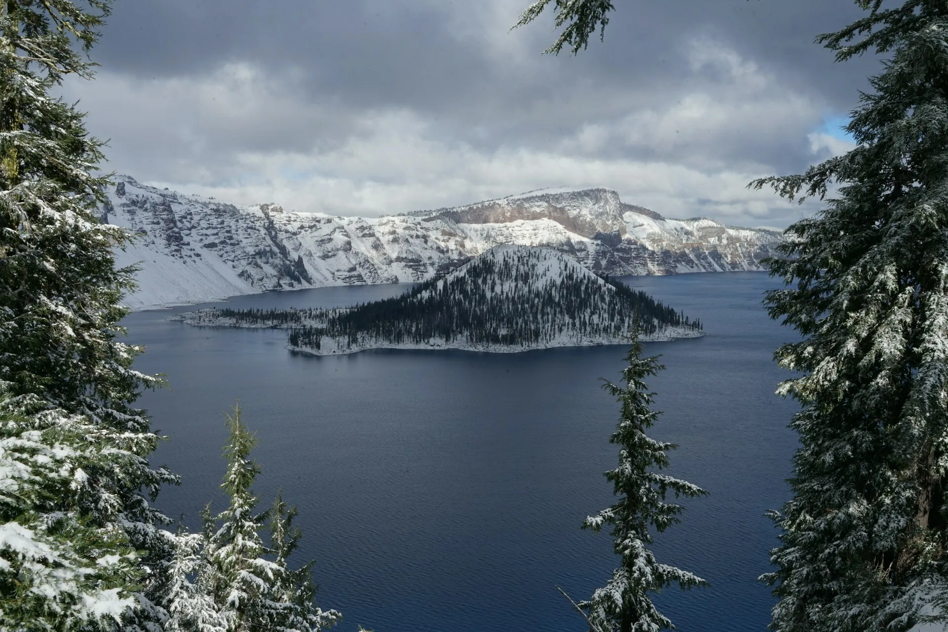 Wizard Island in het midden van Crater Lake in Oregon