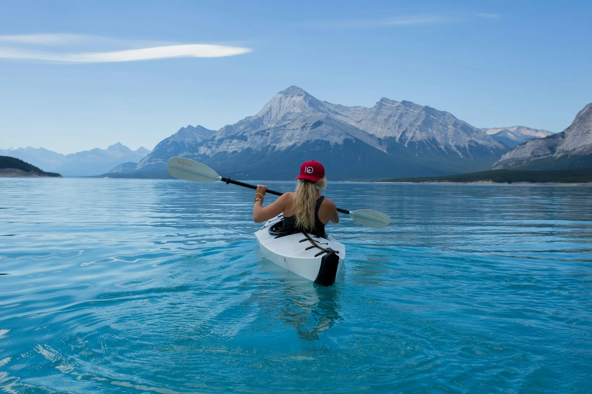 kanoën in Nordegg Lake in in de staat Alberta in Canada met Mount Stelfox op de achtergrond