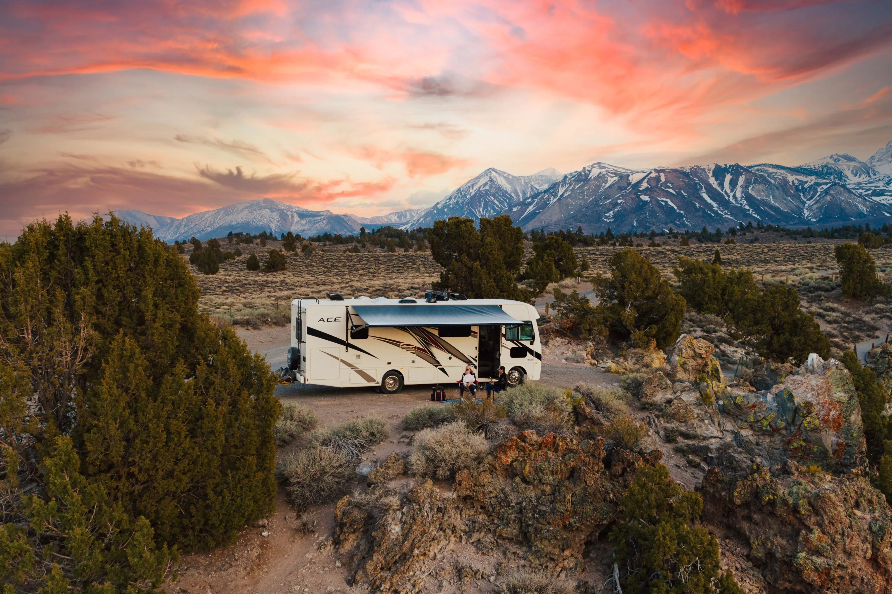 Een Road Bear camper midden in de natuur met besneeuwde bergen op de achtergrond