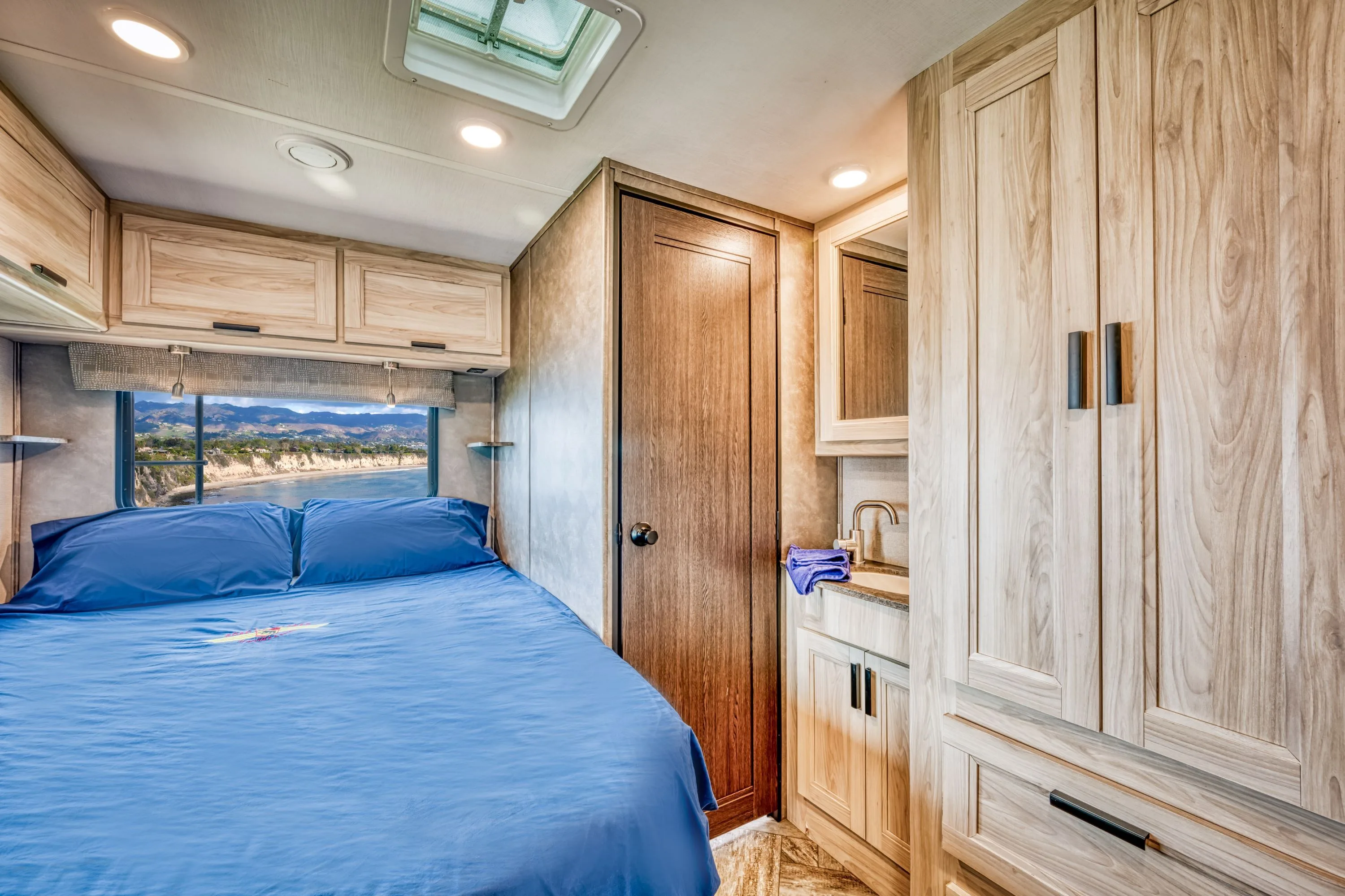 Een slaapkamer in een Road Bear camper