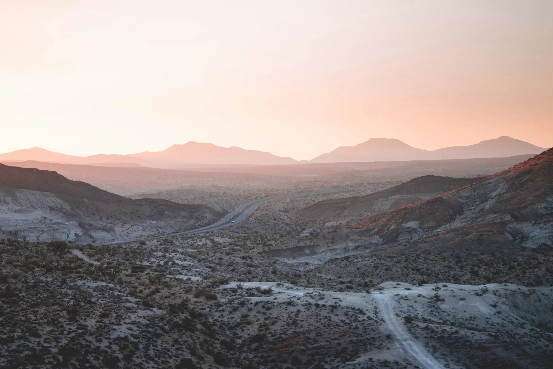 Uitzicht over de Mojave Desert tijdens zonsondergang