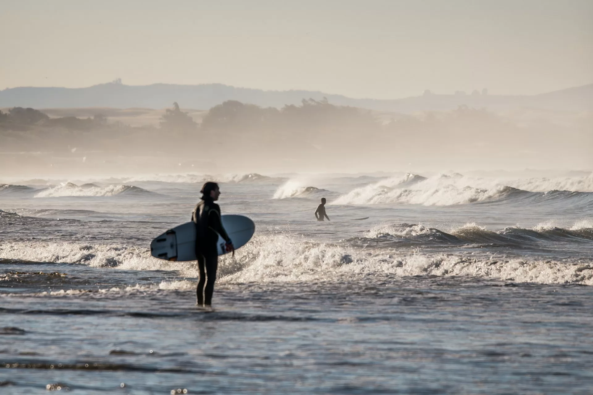 Mensen aan het surfen op de golven van Pismo Beach in Californië