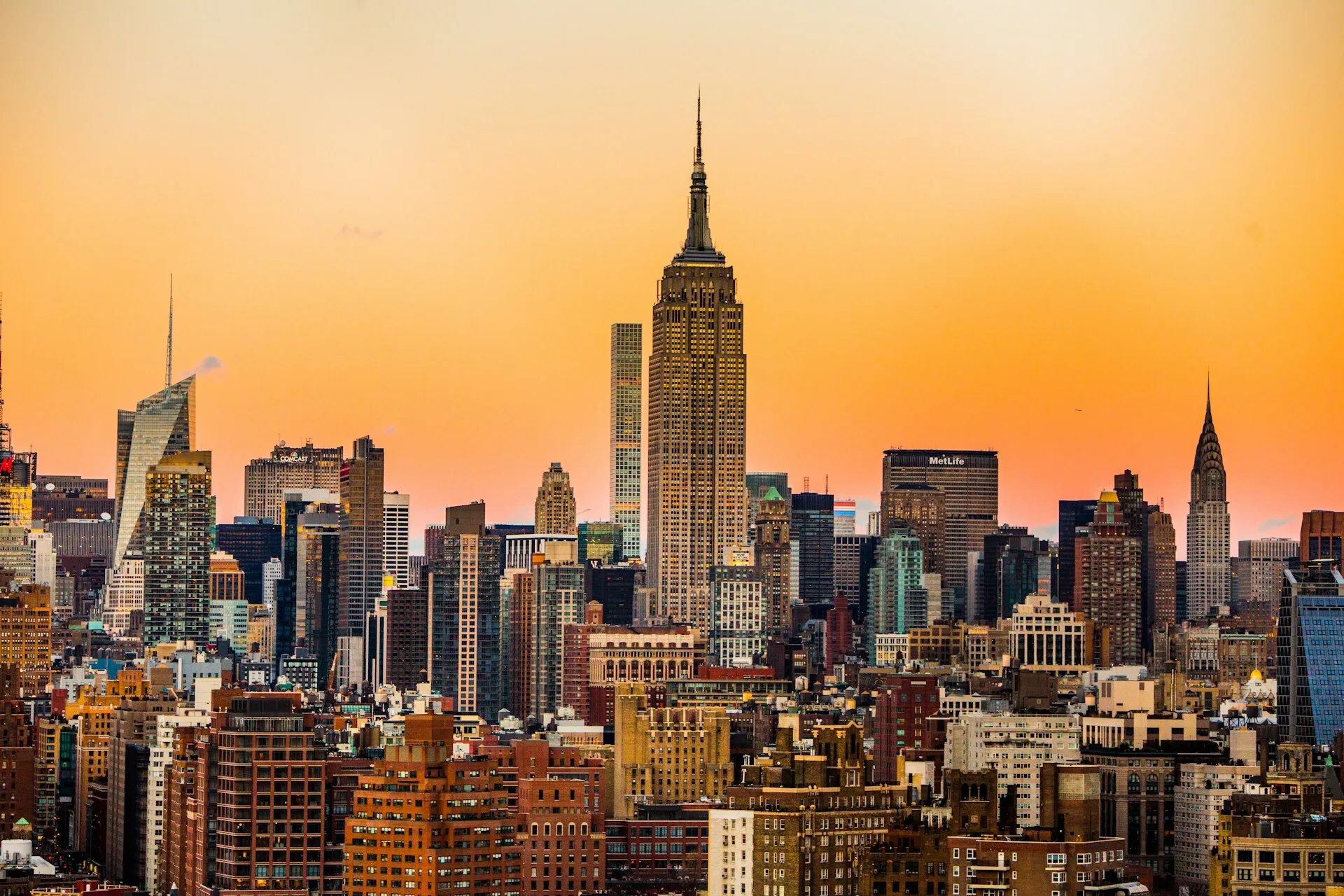 De wolkenkrabbers van Manhattan, New York met het Empire State Building in het midden
