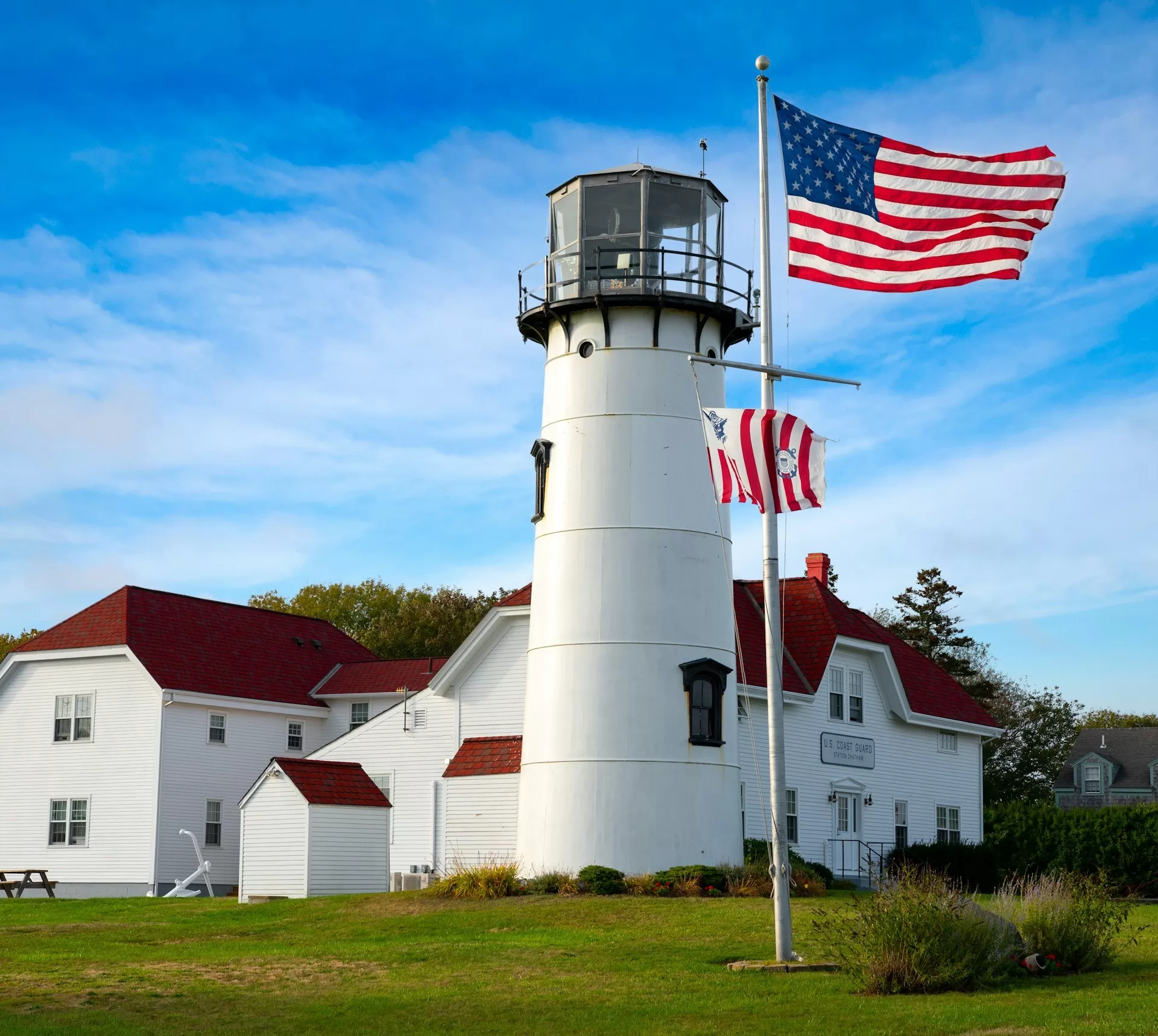 Witte vuurtoren met de Amerikaanse vlag in Cape Cod, Massachussetts