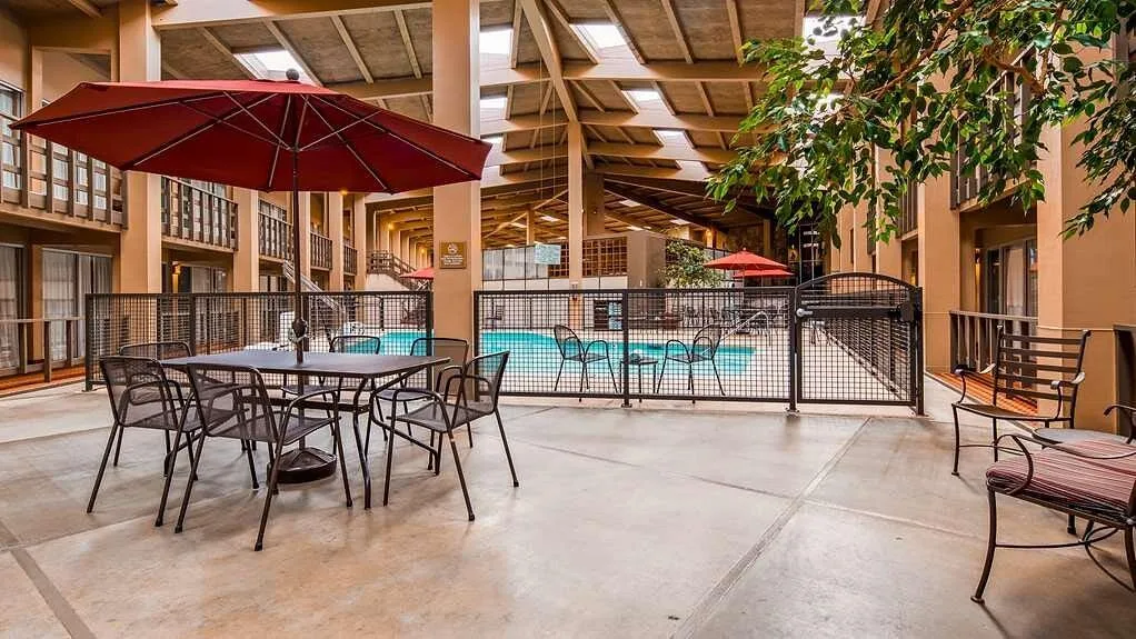 Overdekte zwembad in het Hotel Best Western Outlaw Inn Rock Springs