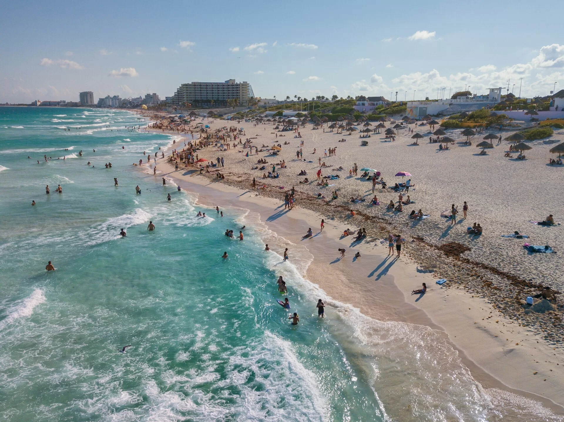 Mensen op het strand en in de zee van Cancun