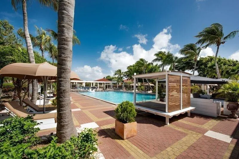 Cabana's bij het buitenzwembad van het Hotel Livingstone Jan Thiel Willemstad