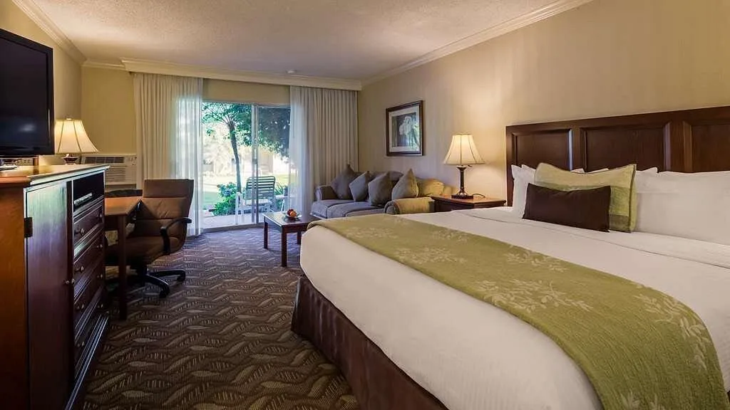 Kamer met patio in het Hotel Best Western Plus Pepper Tree Inn