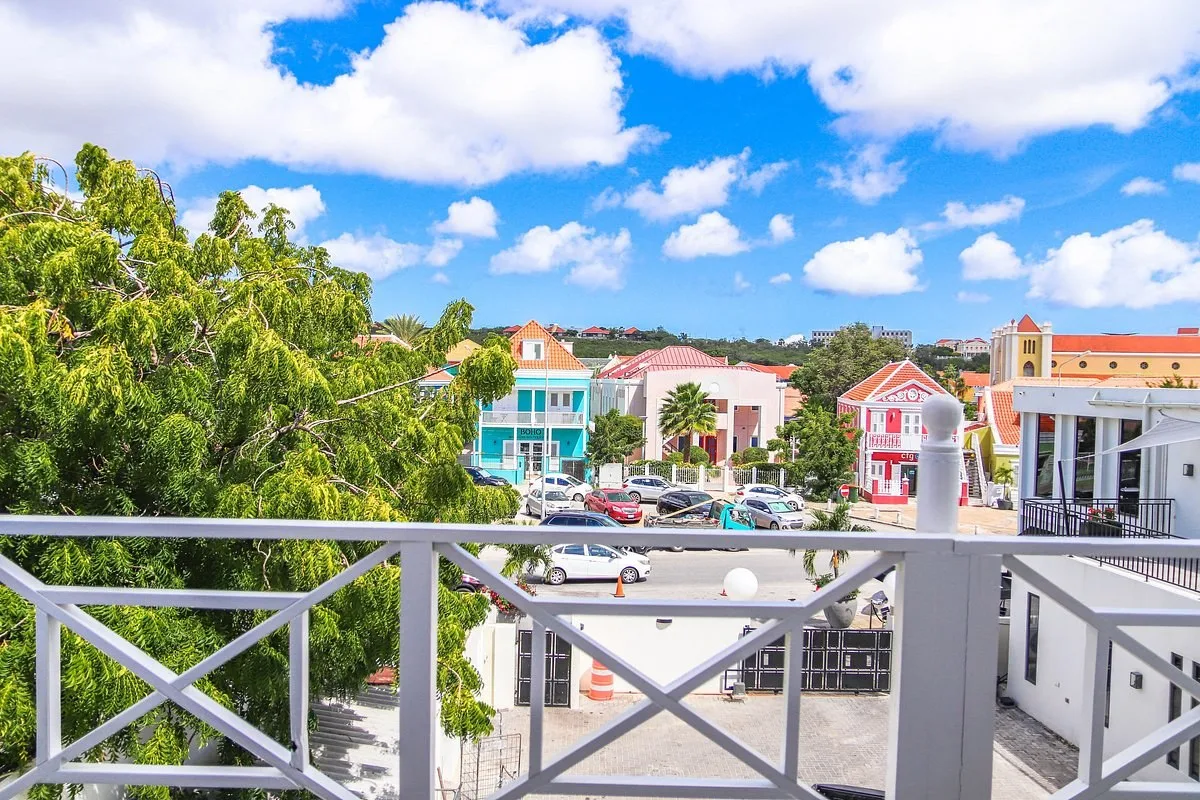 Uitzicht over de gekleurde huizen vanaf een balkon in het Hotel Saint Tropez Boutique Hotel