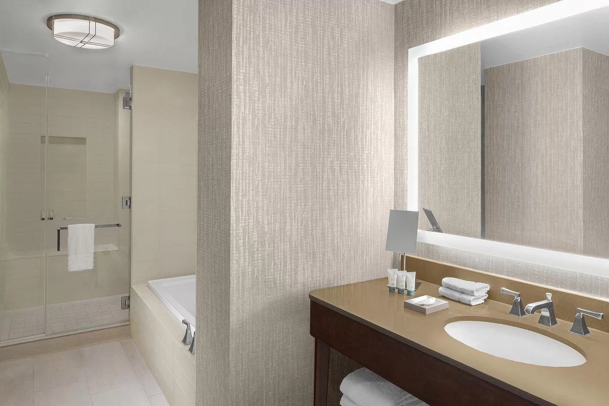 Badkamer in een hotelkamer in het Hotel The Westin New York Grand Central New York